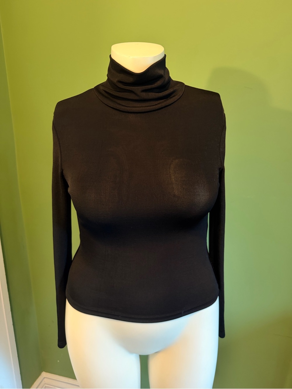 Classic Black Turtleneck Long-Sleeve Sweater Small
